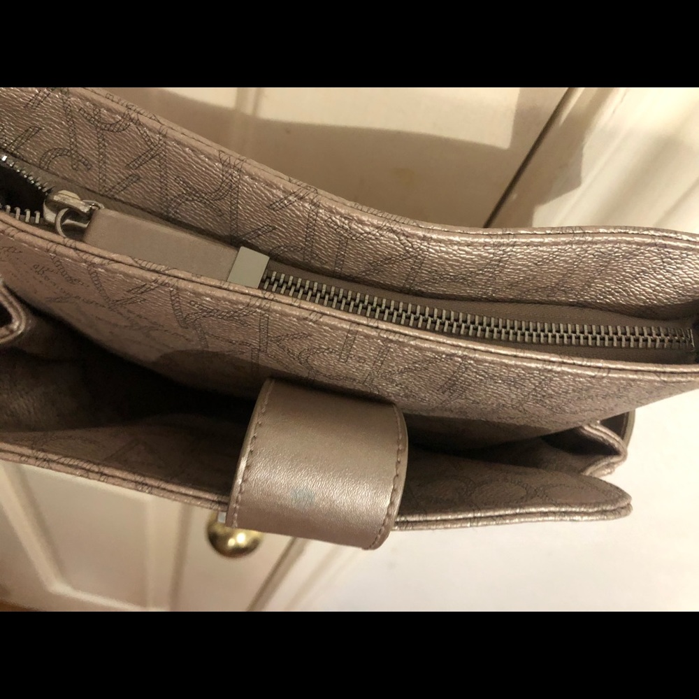 Purses keep scrolling - Picture 5 of 8